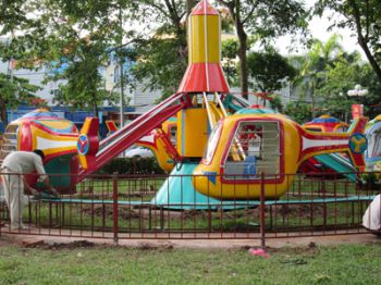 Đu quay treo hình vũ trụ